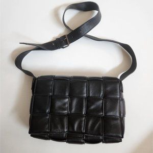SONDRA ROBERTS | Squared leather bag woven cassette padded